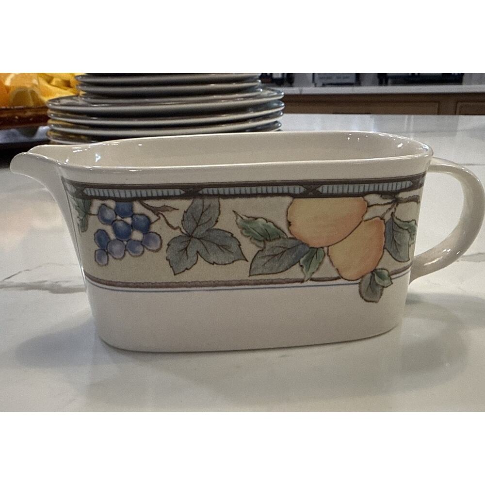 Mikasa Intaglio Gravy Boat Dish Garden Harvest Sauce Dish CAC29 Maylaysia 1184